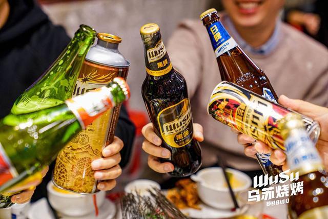 获评“2025大消费年度创新品牌”冰球突破技巧乌苏烧烤·成都宵夜城(图1)