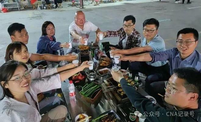 烤”热潮再启 淄博烧烤持续火爆出圈冰球突破中国通讯社 五一“进淄赶(图1)