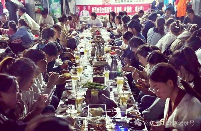 烤”热潮再启 淄博烧烤持续火爆出圈冰球突破中国通讯社 五一“进淄赶(图2)