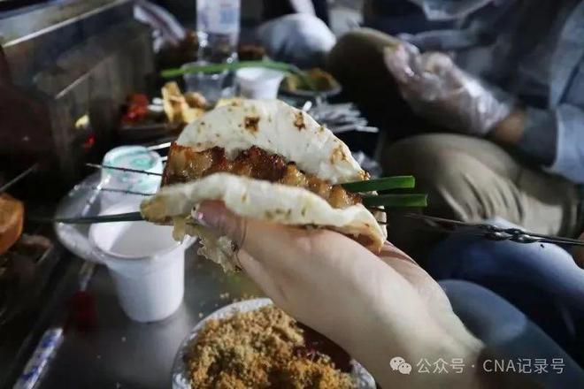 烤”热潮再启 淄博烧烤持续火爆出圈冰球突破中国通讯社 五一“进淄赶(图5)